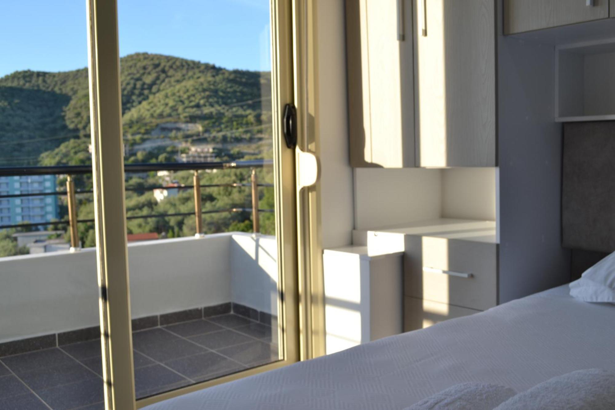 Seaview Penthouse Terrace & Garage Apartment Vlore Bagian luar foto